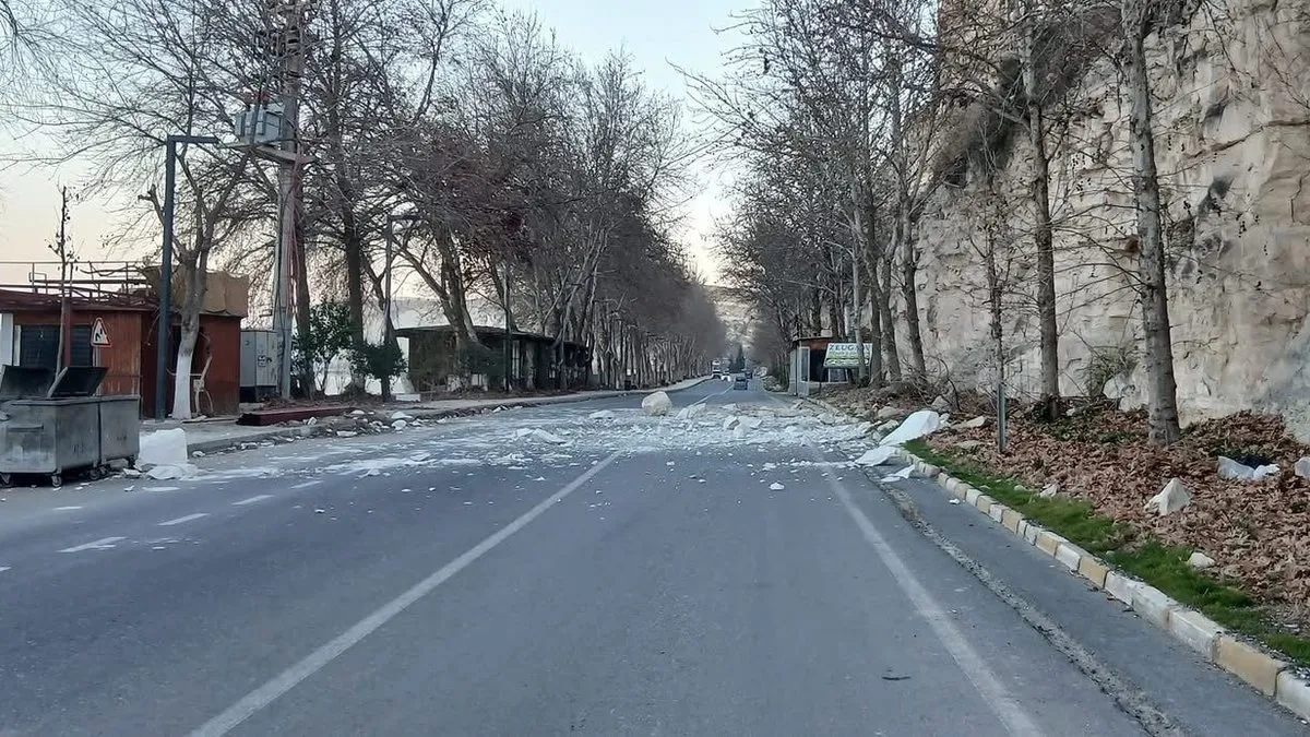 Birecik sahil yolunda heyelan meydana geldi