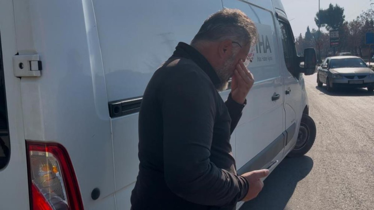 Humus’ta evinin enkazıyla karşılaşan Suriyelinin gözyaşları