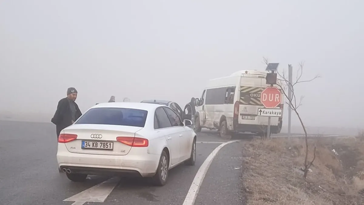 Kayseri’de korkutan kaza: Servis minibüsü ile otomobil biribirine girdi! Çok sayıda yaralı var!
