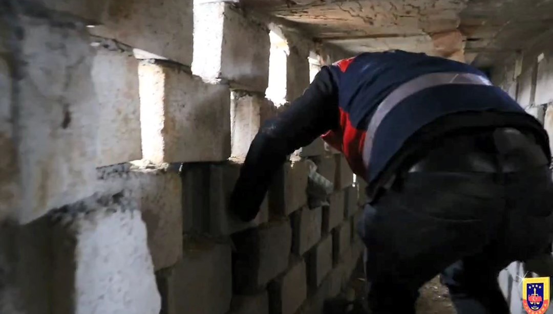 4 yıldır aranıyordu, evindeki gizli tünelde yakalandı