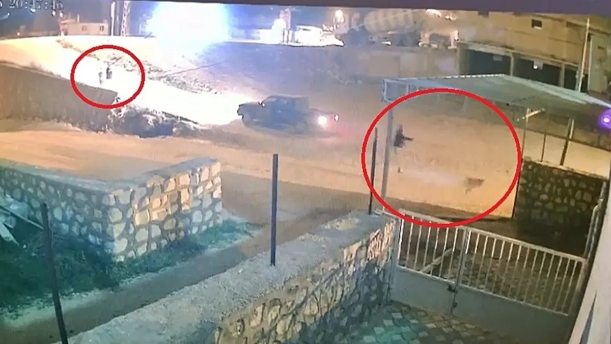 Aracını kovalayan köpeğe sokak ortasında kurşun yağdırdı! O anlar kameraya yansıdı…