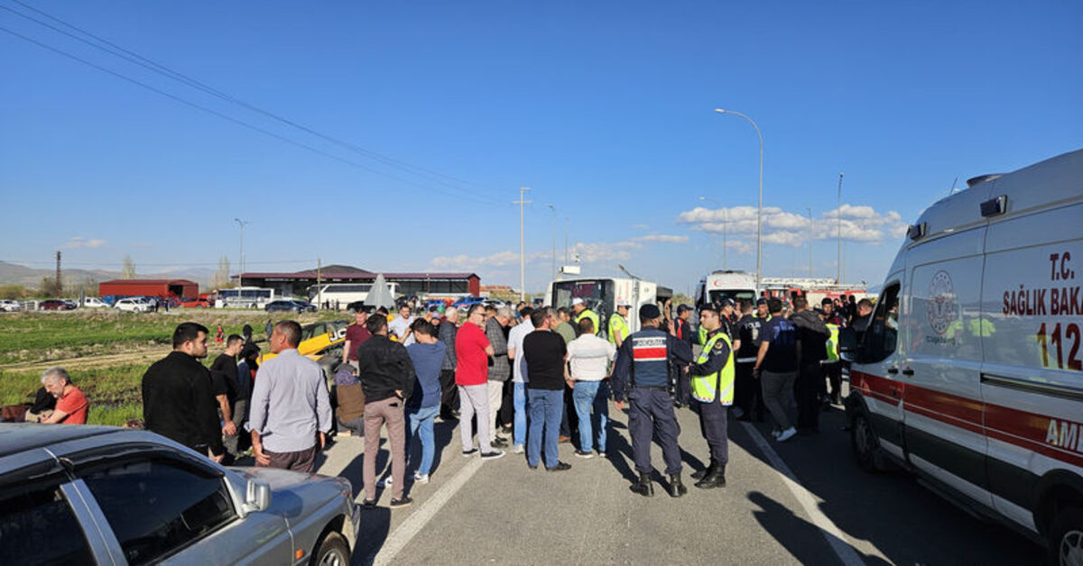 İşçi servis midibüsüyle otomobil çarpıştı: 12 yaralı